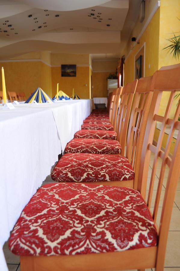 Hotel Mladost Lipany Esterno foto