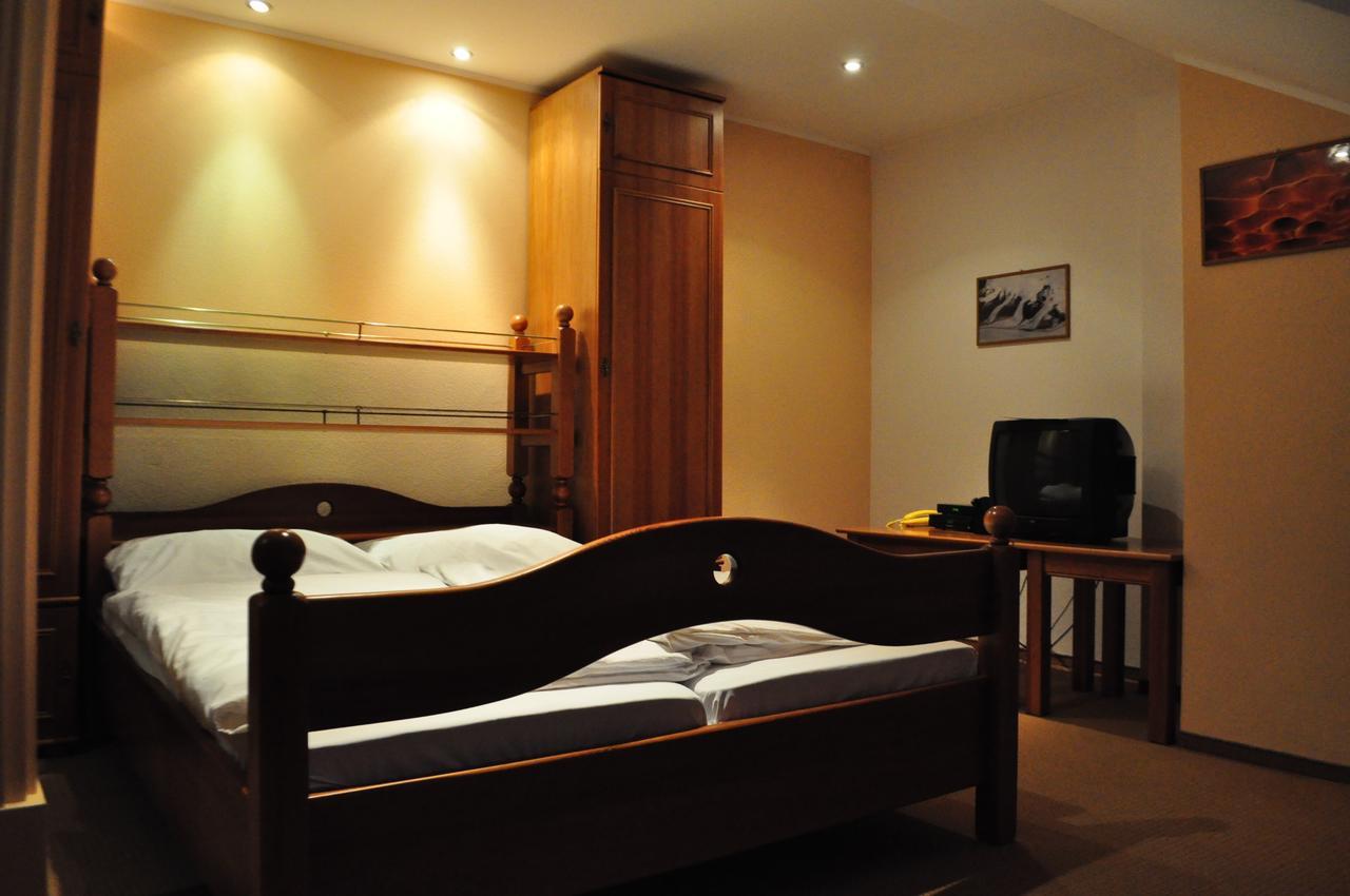 Hotel Mladost Lipany Esterno foto