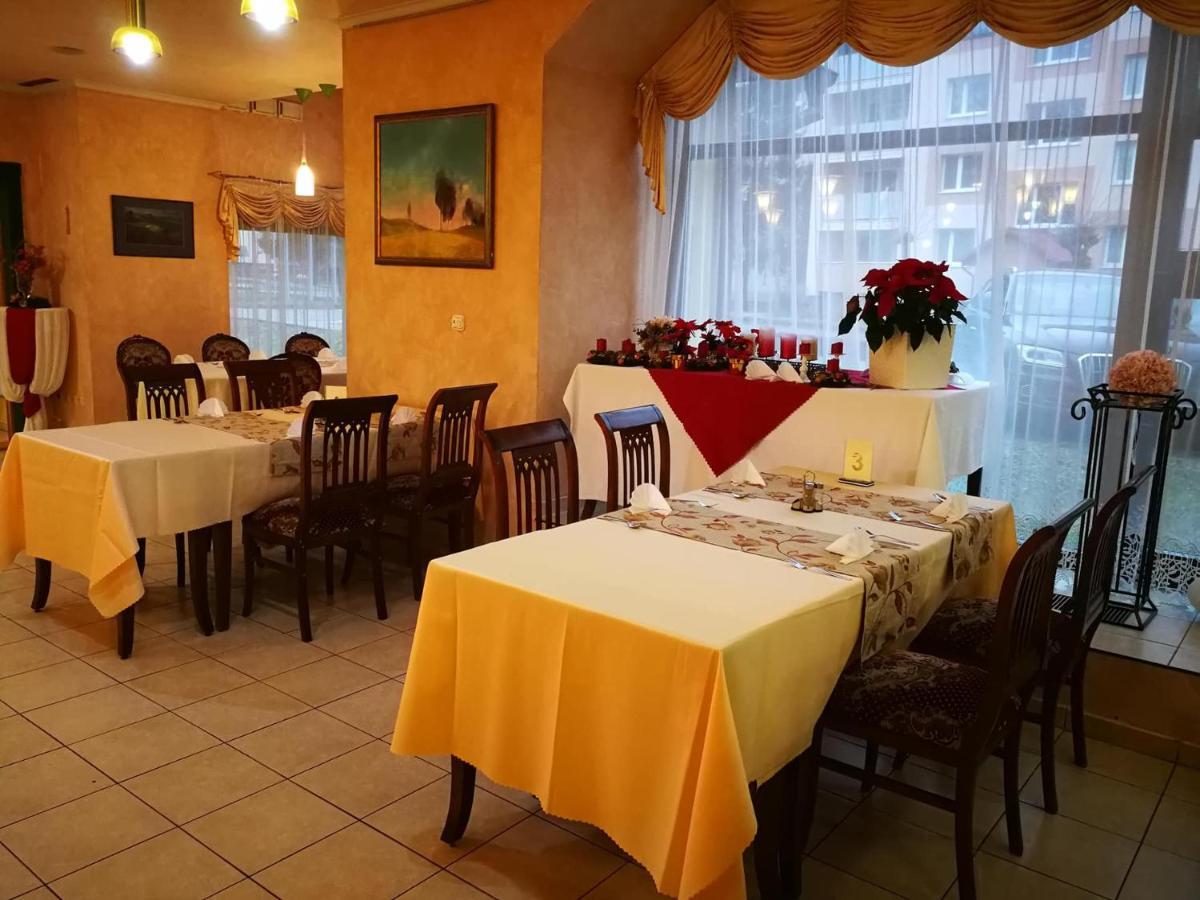 Hotel Mladost Lipany Esterno foto