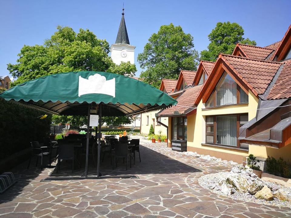 Hotel Mladost Lipany Esterno foto