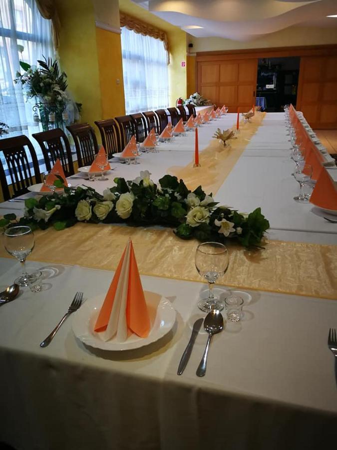 Hotel Mladost Lipany Esterno foto