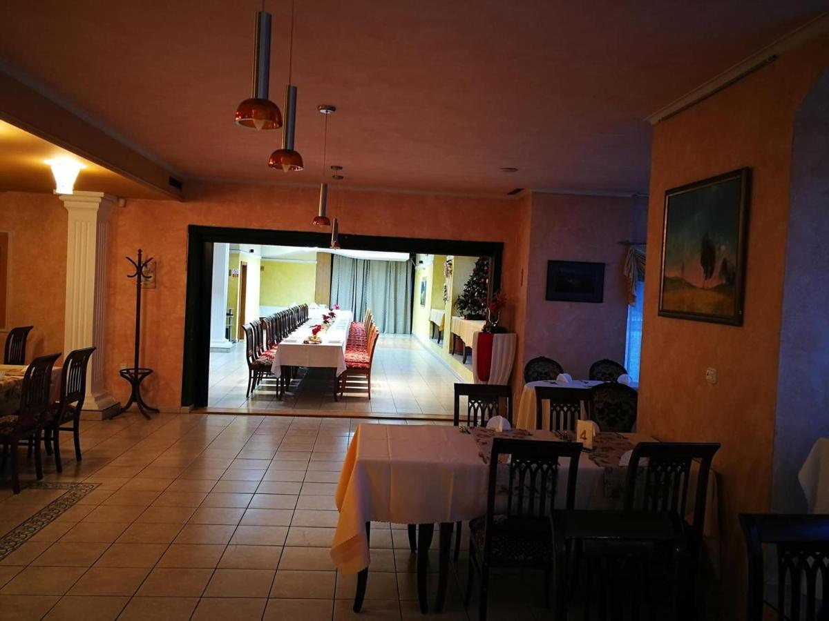 Hotel Mladost Lipany Esterno foto
