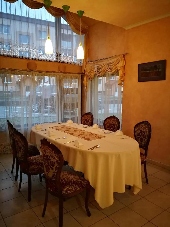 Hotel Mladost Lipany Esterno foto