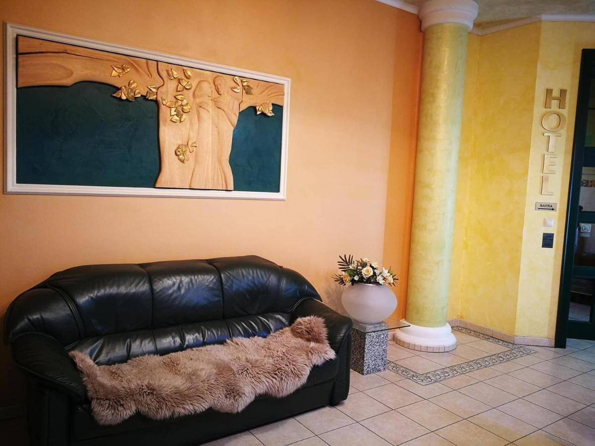 Hotel Mladost Lipany Esterno foto