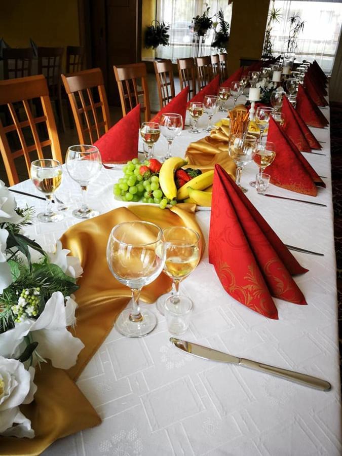 Hotel Mladost Lipany Esterno foto
