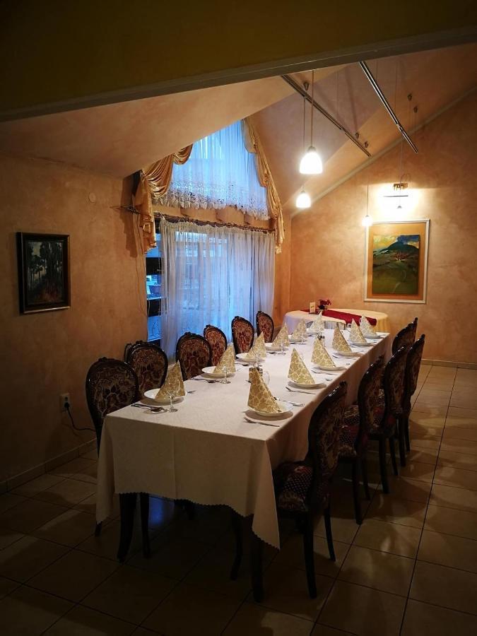 Hotel Mladost Lipany Esterno foto