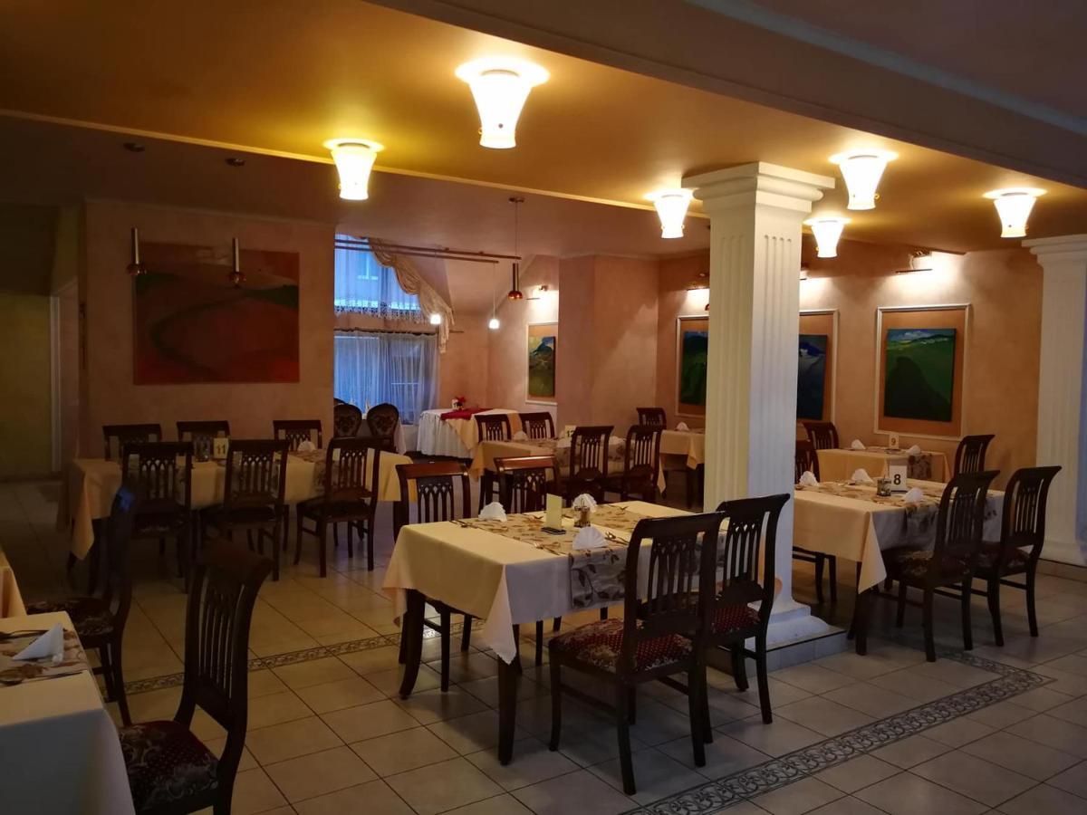 Hotel Mladost Lipany Esterno foto