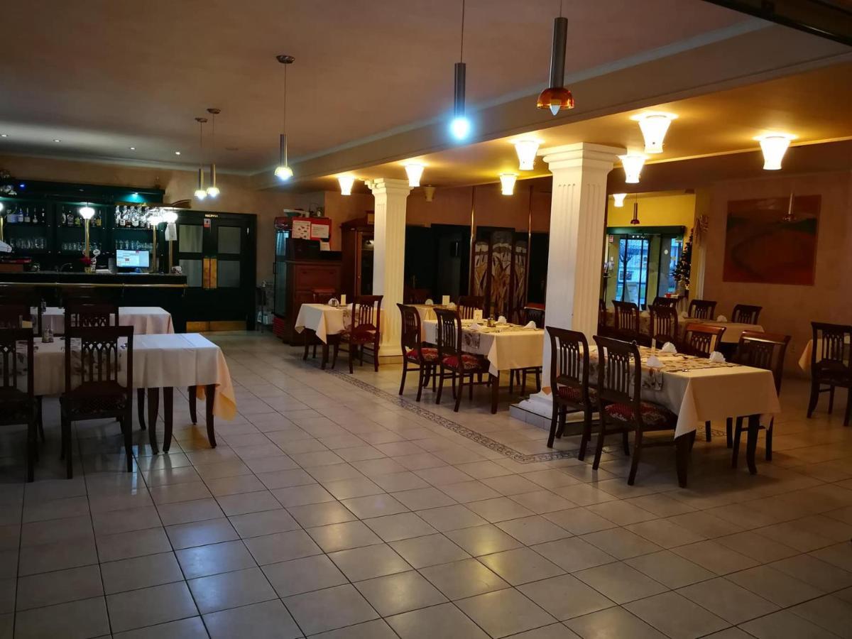 Hotel Mladost Lipany Esterno foto